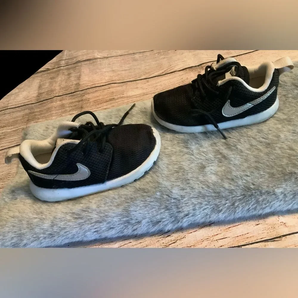 Nike Kids Black & White Roshe One Sneakers Size 7C